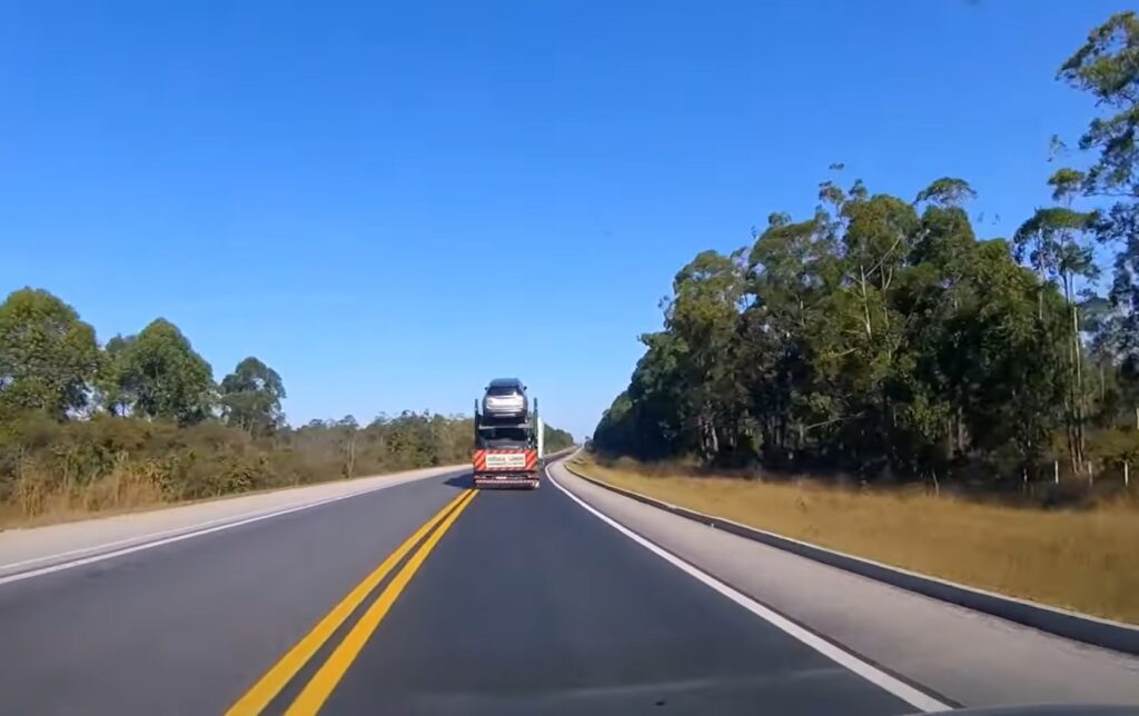 Dicas de como trafegar atrás de um caminhão em rodovia