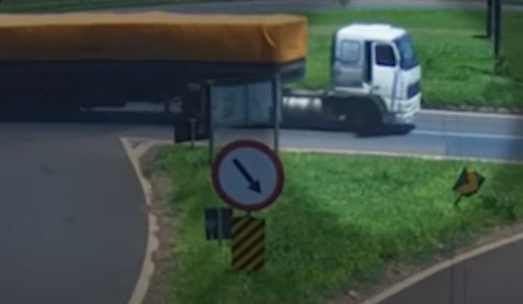 Mulher morre após cair de caminhão