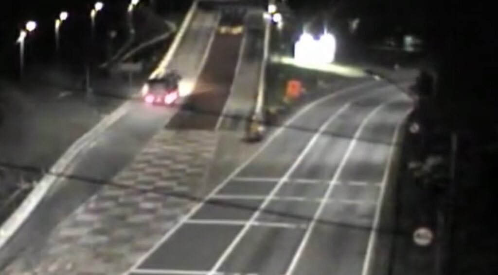 Caminhoneiro entra de lado em área de escape e tomba carreta