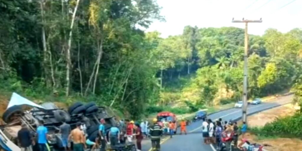 Caminhão-baú que transportava 13 pessoas, tomba em rodovia e “passageiros” ficam feridos