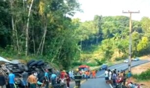 Caminhão-baú que transportava 13 pessoas, tomba em rodovia e “passageiros” ficam feridos