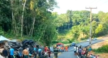 Caminhão-baú que transportava 13 pessoas, tomba em rodovia e “passageiros” ficam feridos