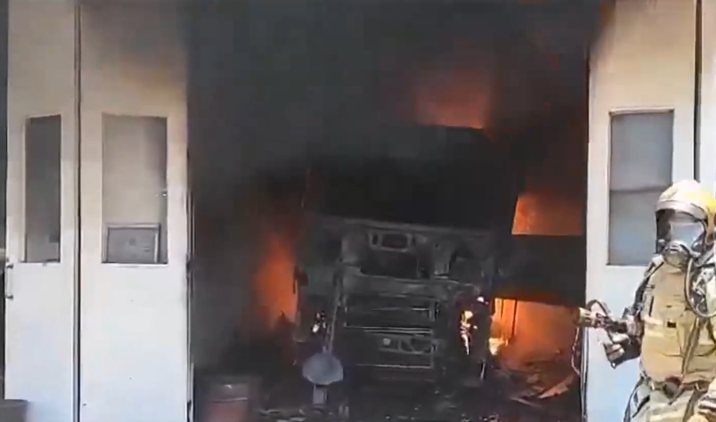 Caminhão fica destruído após pegar fogo em concessionária da DAF