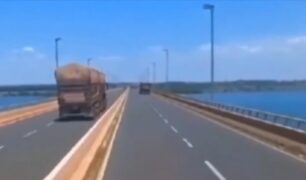 Caminhão trafega em ponte tranquilamente na contramão