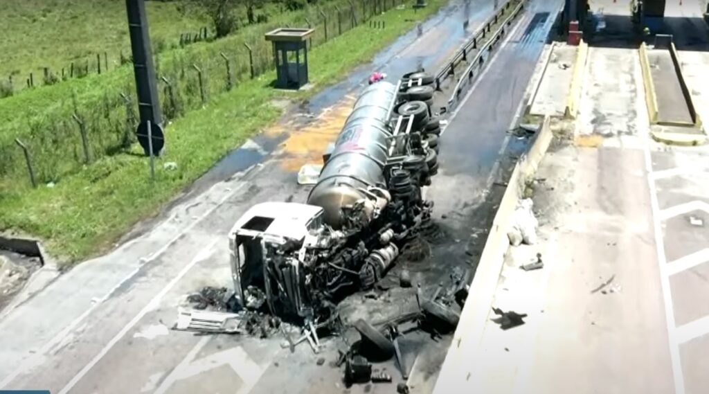 Caminhoneiro atinge praça de pedágio desativada e morre com o impacto da batida