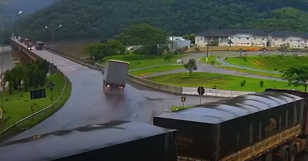 Caminhoneiro desafia a gravidade e evita desastre na ponte