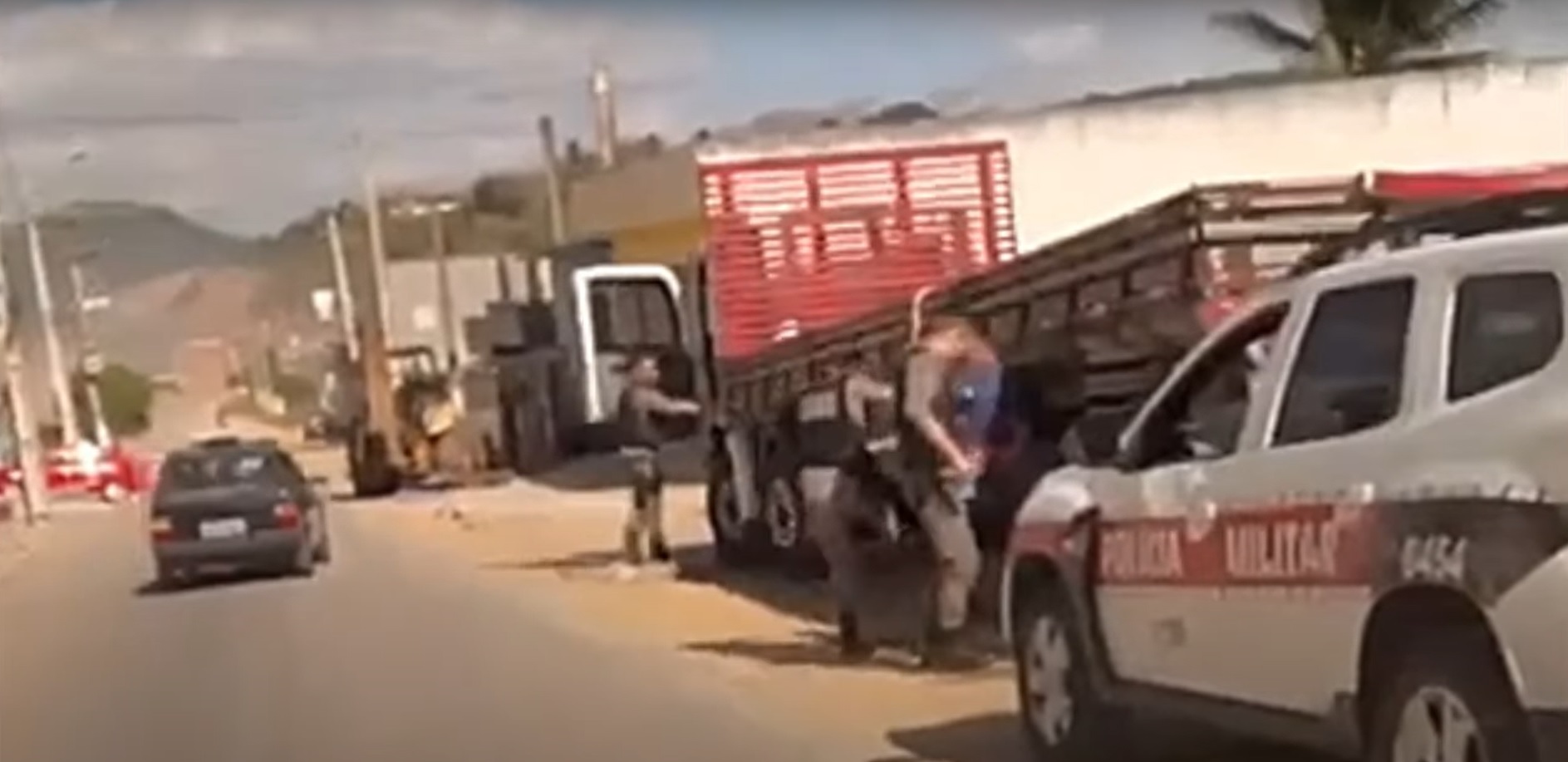 Caminhoneiro é espancando por policiais na Paraíba