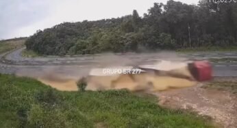 Carreta tomba enquanto equipe do DER atendia outra ocorrência no mesmo local