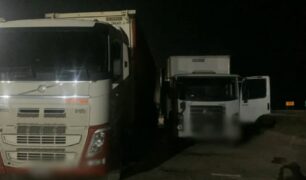 Criminosos roubam pneus da carga de caminhão durante o pernoite em posto