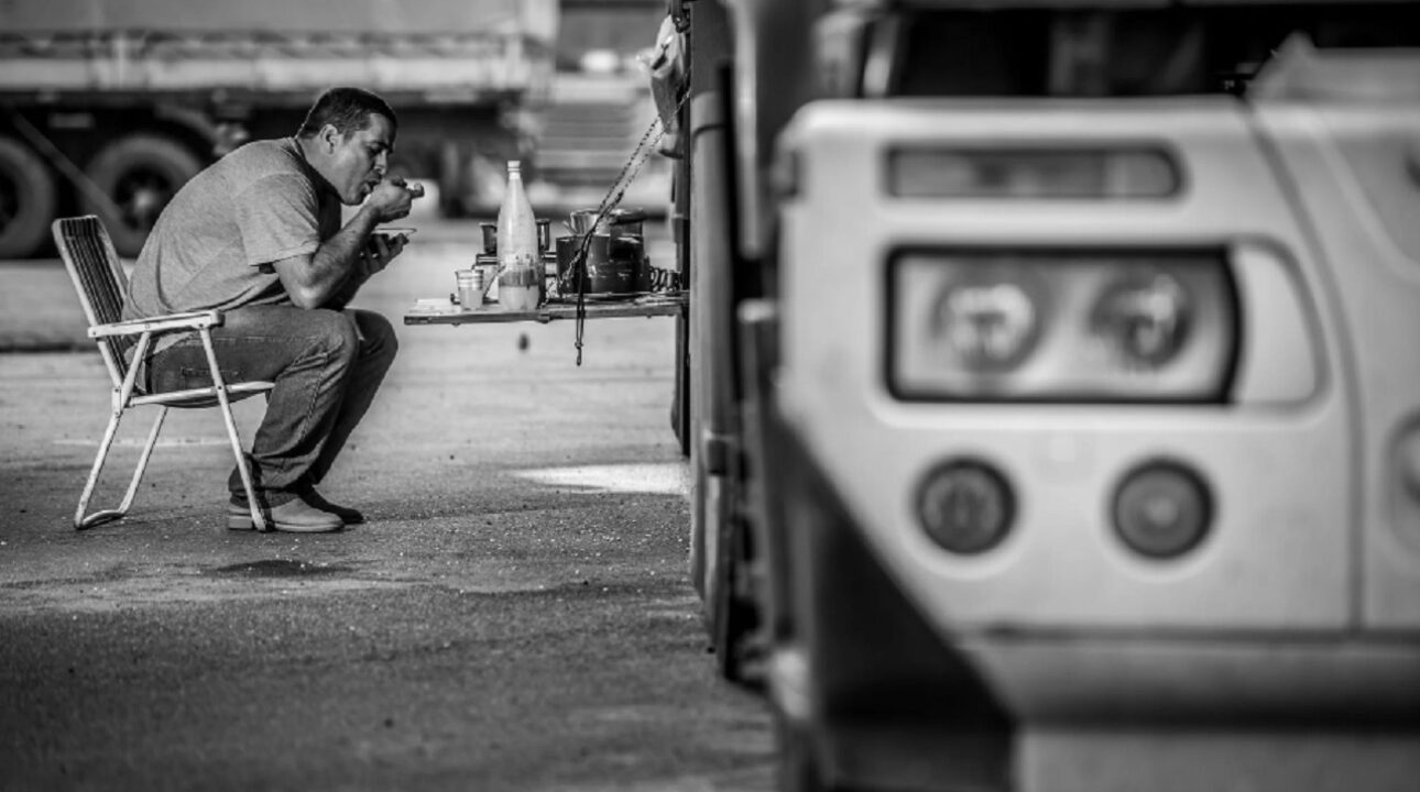 Donos de transportadoras usam artimanhas para “prender” motoristas profissionais no Brasil