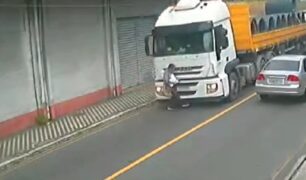 Homem se distrai ao atravessar a rua e acaba atropelado por caminhoneiro