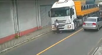 Homem se distrai ao atravessar a rua e acaba atropelado por caminhoneiro