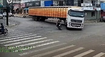 Motociclista é atropelado por caminhão após entrar em ponto cego de veículo