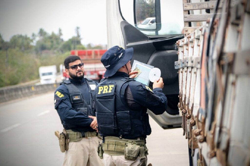 PRF Surpreende Motorista de Caminhão com Rebites em Fiscalização na BR-101