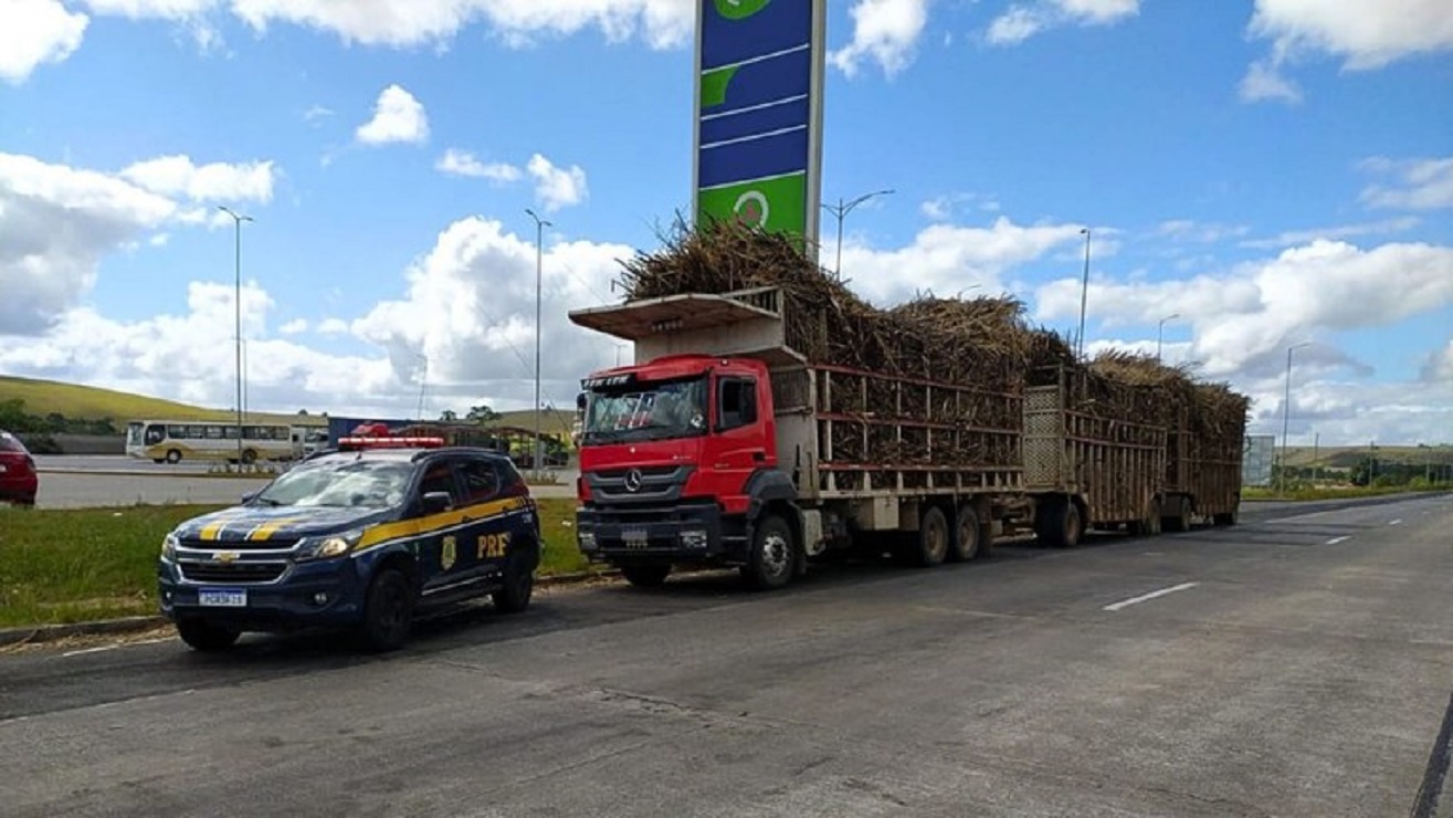 PRF autua 16 caminhões por irregularidades no transporte de cana-de-açúcar na BR-101