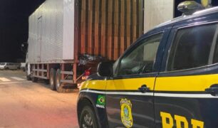 PRF encontra caminhão clandestino com cigarros contrabandeados, na BR-116