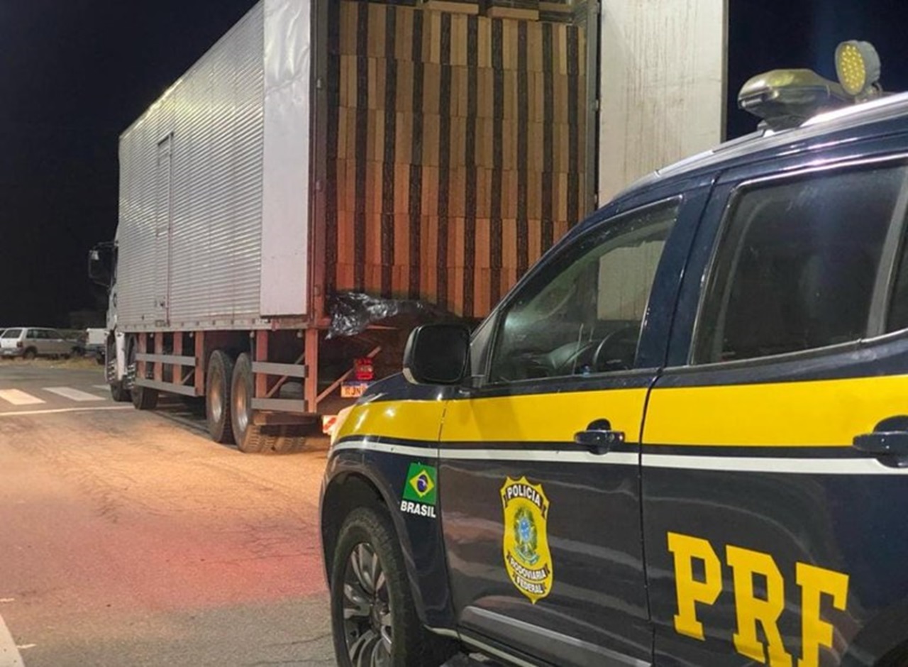 PRF encontra caminhão clandestino com cigarros contrabandeados, na BR-116