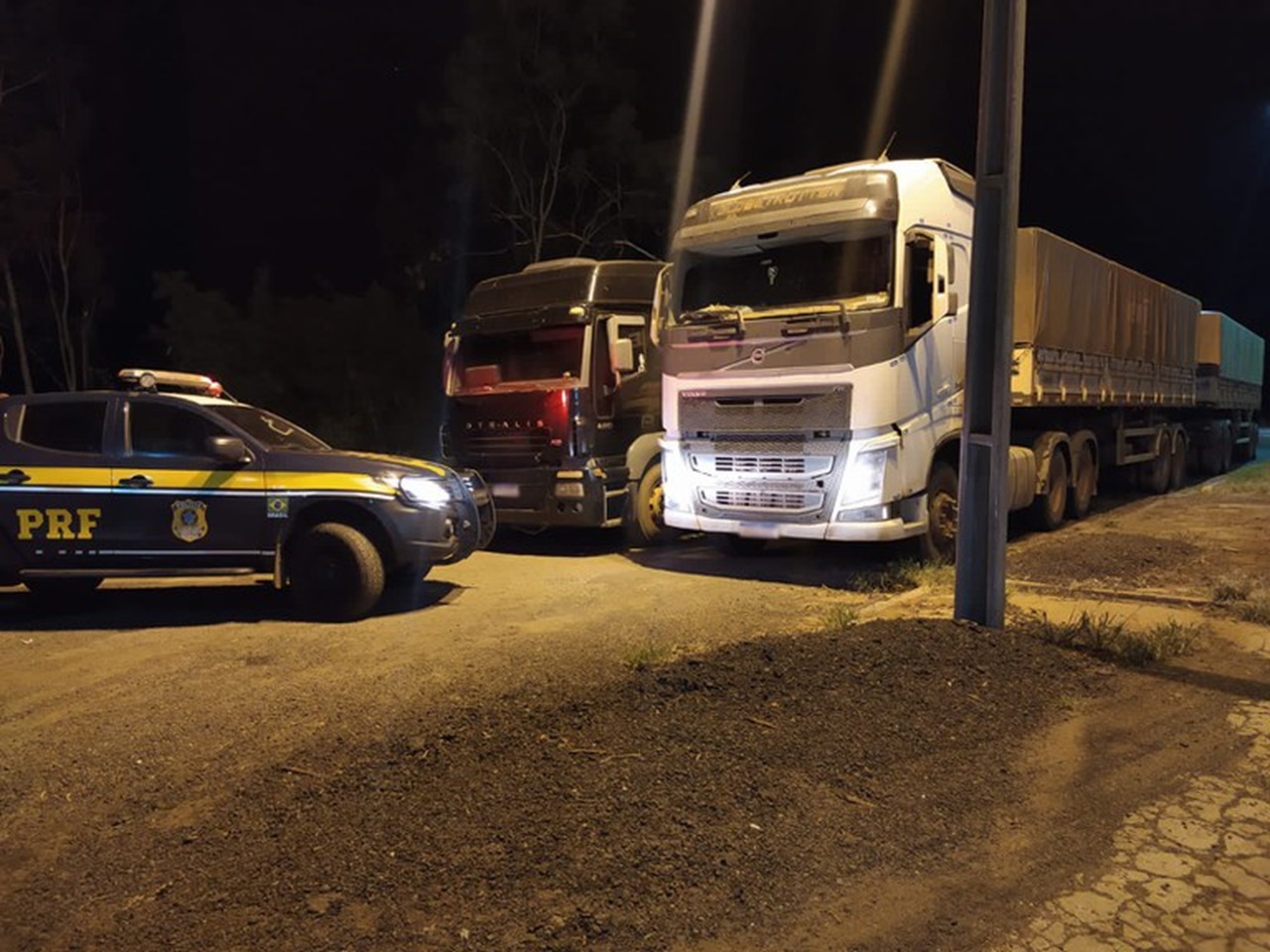 PRF recupera dois caminhões roubados e liberta dono de um deles de cativeiro