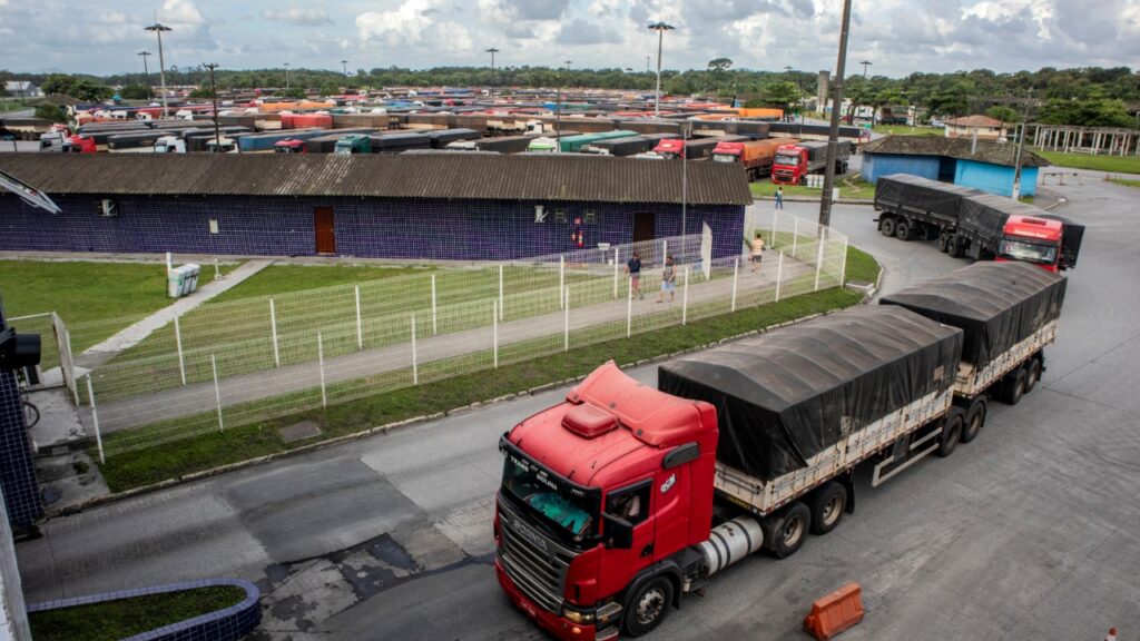 Caminhoneiro denuncia furto e vandalismo no Porto de Paranaguá