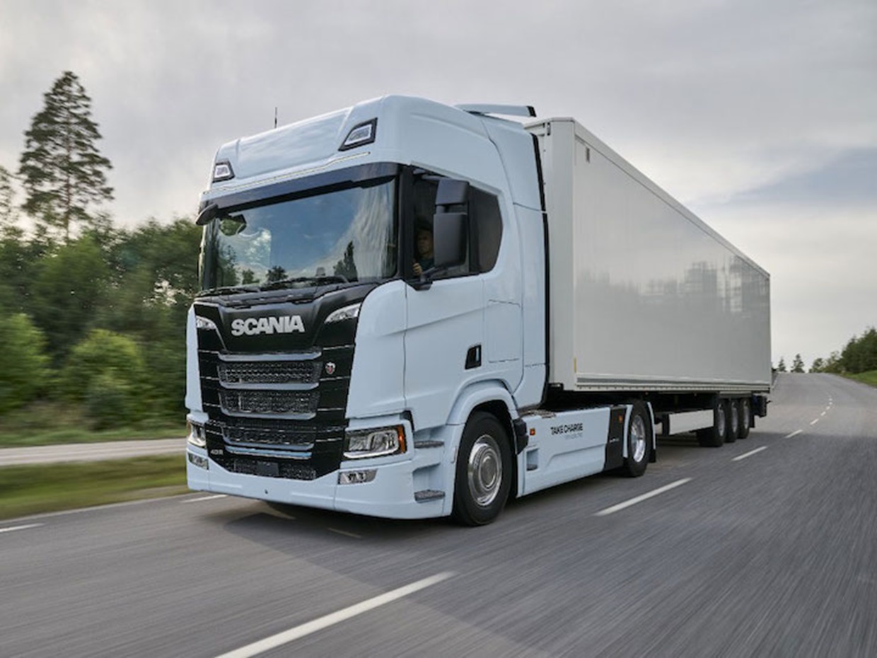 Scania entrega caminhões elétricos como forma de pagamento
