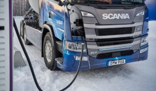 Scania promete caminhões fabricados com aço carbono zero a partir de 2026