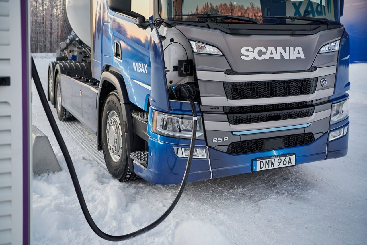 Scania promete caminhões fabricados com aço carbono zero a partir de 2026