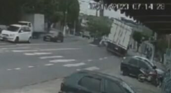 Caminhoneiro tomba carreta e evita colisão fatal