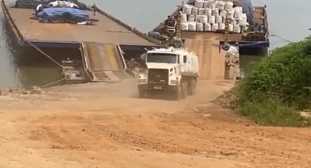 Caminhoneiro realiza manobra incrível para carregar balsa