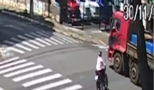 Mulher sobrevive após ser atropelada por caminhão