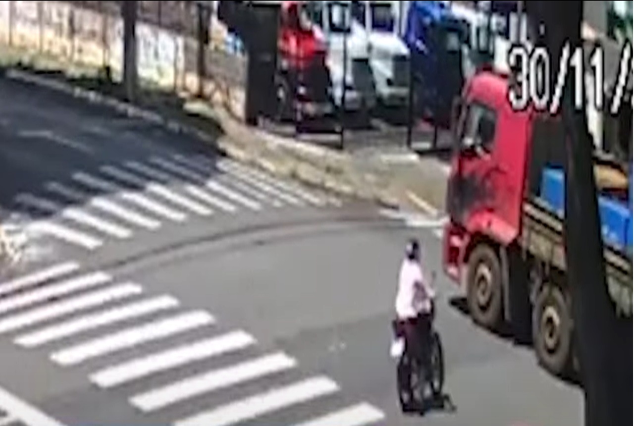 Mulher sobrevive após ser atropelada por caminhão