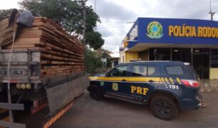 Ação da PRF resulta na apreensão de 14,5 m³ de madeira serrada em transporte ilegal na BR-226