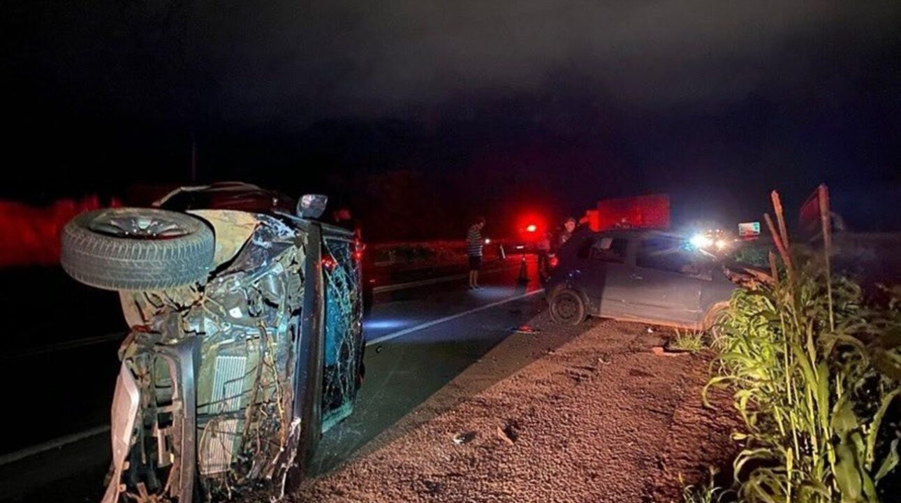 Após colisão com eixo de carreta, carro do cantor Zé Neto capota e atinge dois veículos na BR-153