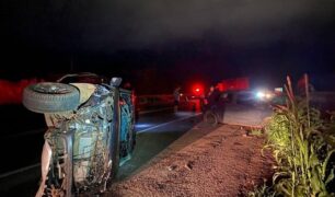 Após colisão com eixo de carreta, carro do cantor Zé Neto capota e atinge dois veículos na BR-153