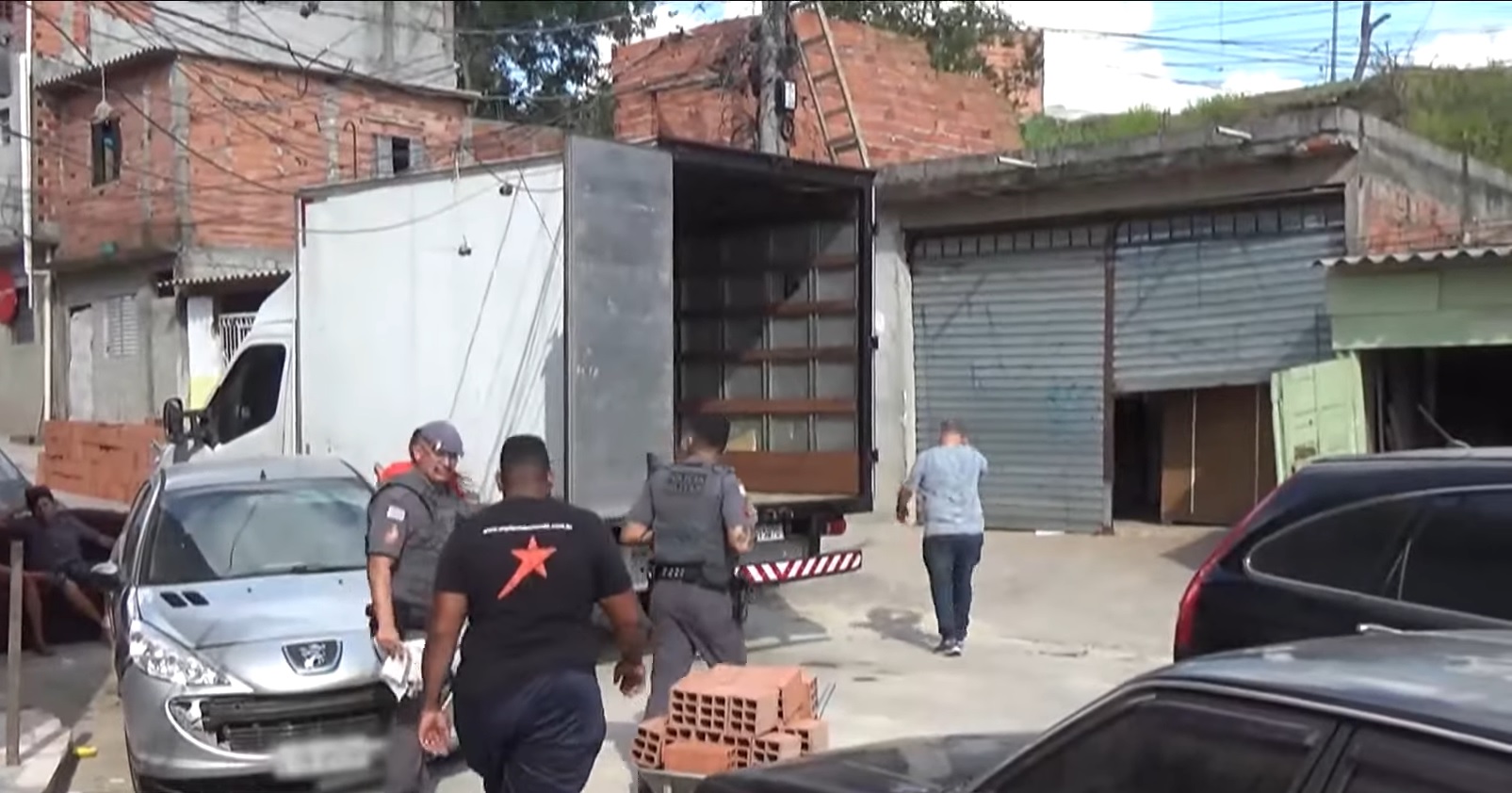 Criminosos roubam caminhão com móveis dentro e sequestram o motorista
