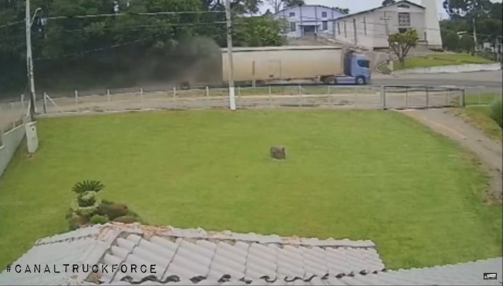 Câmera de segurança registra carreta perdendo eixo após passar em lombada