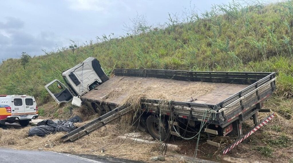 Caminhão carregado de abacaxi atinge barranco e bloqueia pista em Minas Gerais