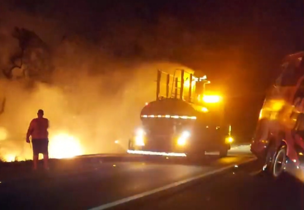 Caminhoneiro escapa por pouco após carreta pegar fogo na BR-153