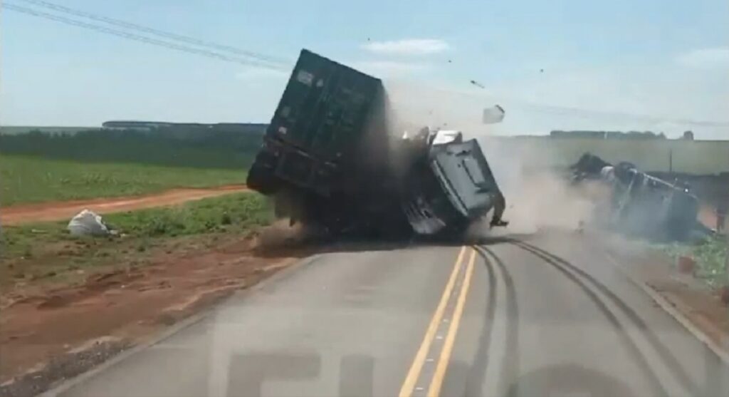 Caminhoneiro grava colisão entre duas carretas na BR-163