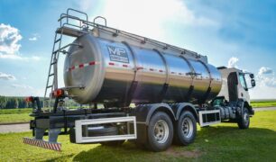 Caminhoneiro que transportava cargas inflamáveis em caminhão com capacidade superior a 200 litros deve receber adicional de periculosidade
