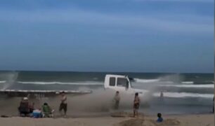 Caminhoneiro trafega por praia em Santa Catarina e quase atropela banhistas