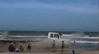Caminhoneiro trafega por praia em Santa Catarina e quase atropela banhistas
