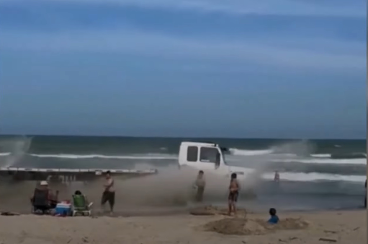 Caminhoneiro trafega por praia em Santa Catarina e quase atropela banhistas