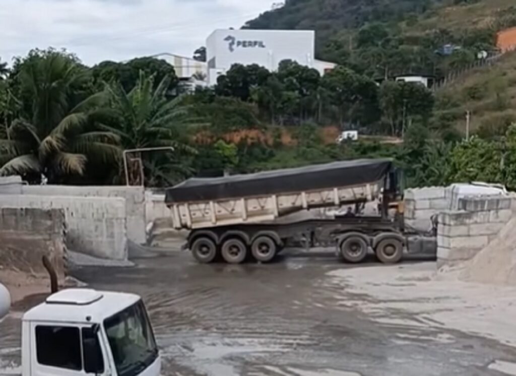 Caminhoneiro tranca caminhão em Baia após ficar preso