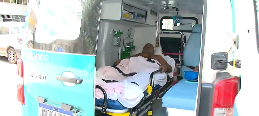 Drama brasileiro: caminhoneiro acidentado aguarda perícia do INSS em ambulância