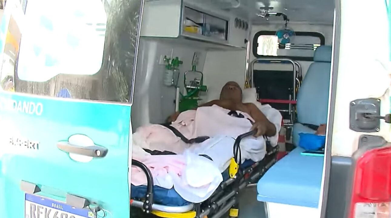 Drama brasileiro: caminhoneiro acidentado aguarda perícia do INSS em ambulância