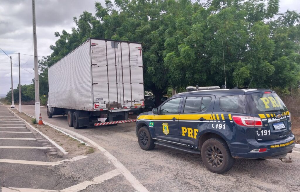 Fiscalização da PRF resulta na prisão de motorista por uso de placas falsas