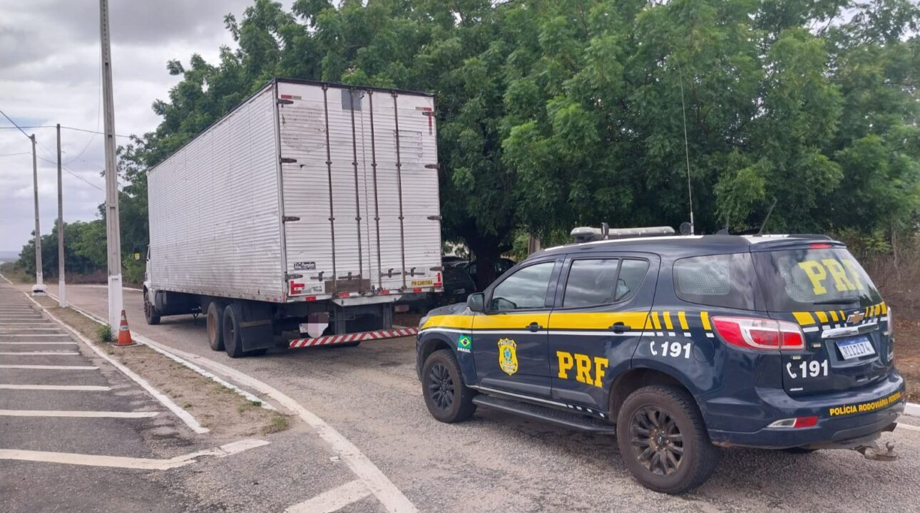 Fiscalização da PRF resulta na prisão de motorista por uso de placas falsas