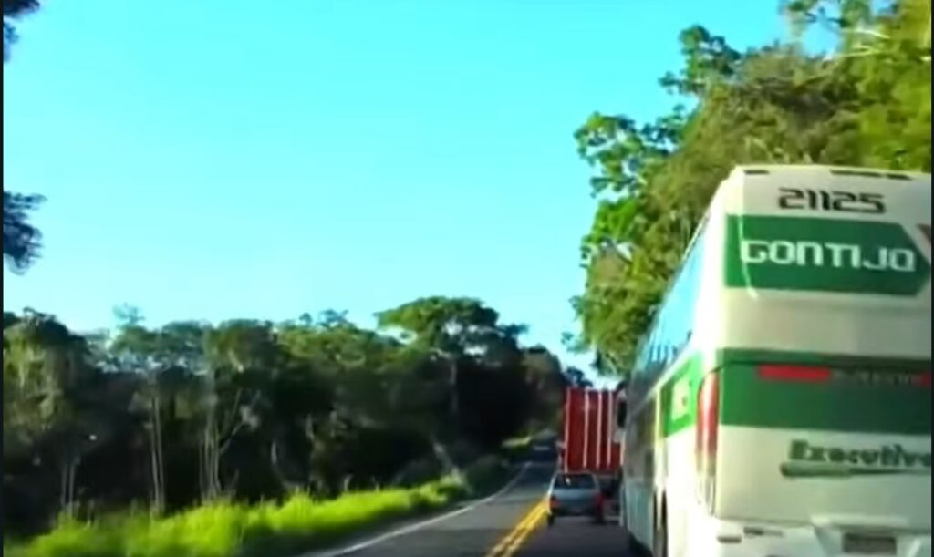 Imprudência quase resulta em colisão frontal na BR-101: vídeo revela momento tenso