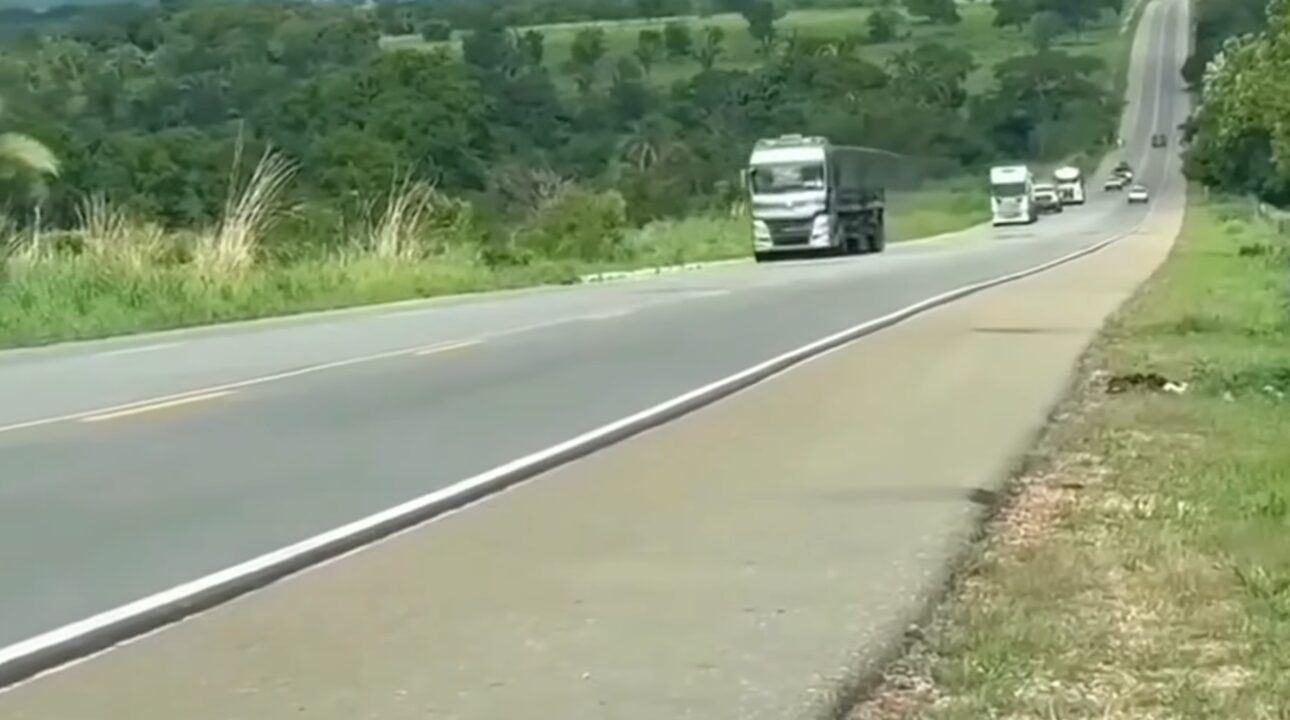 Caminhoneiro é multado após ser flagrado pela PRF realizado uma ultrapassagem proibida