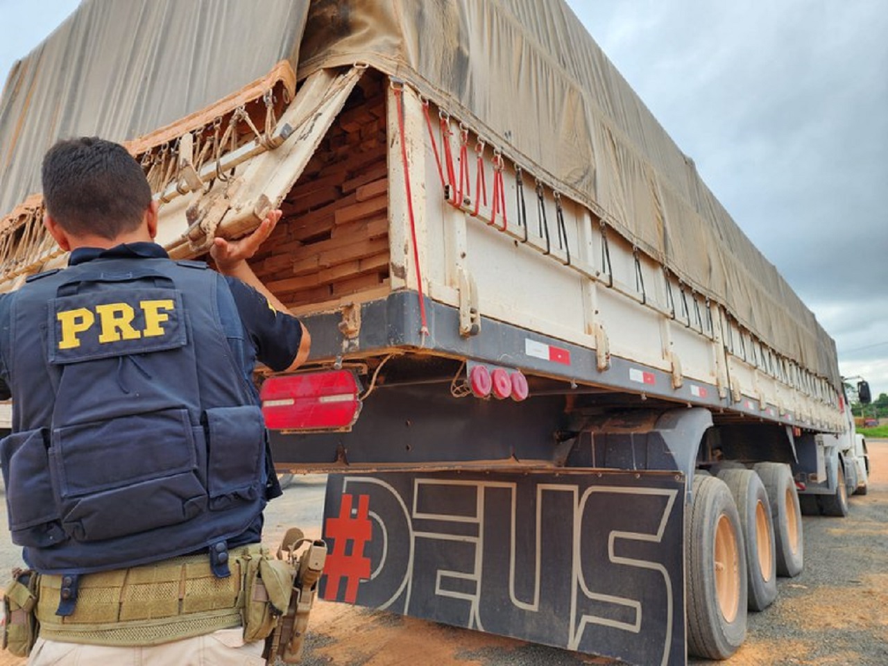PRF atua contra o transporte ilegal de madeira na BR-222